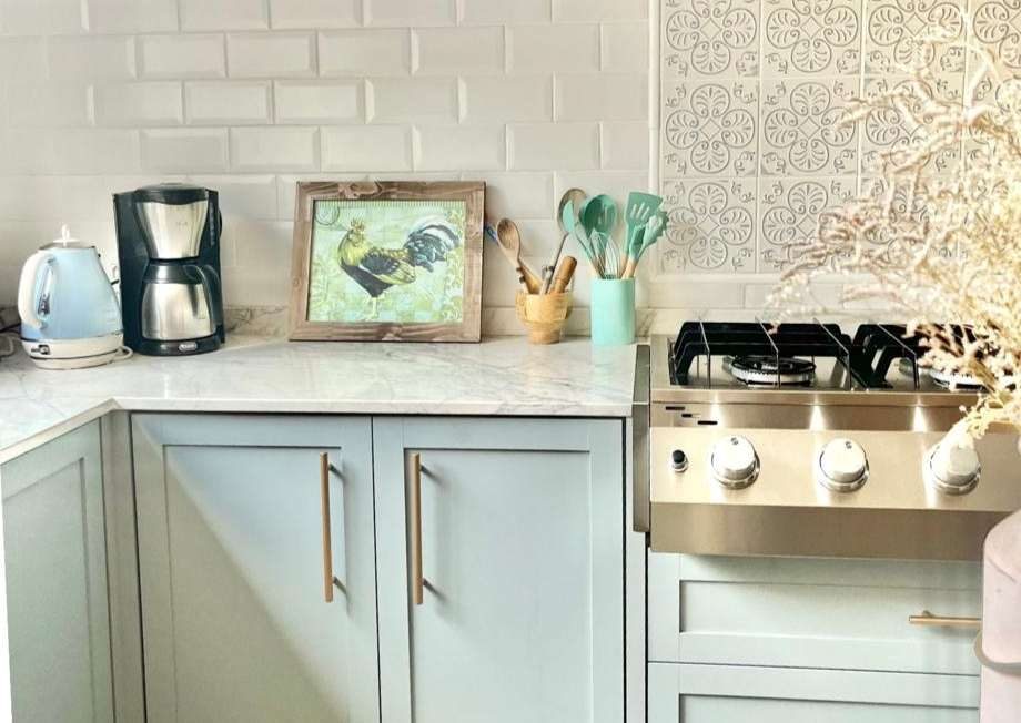 Detalhe da bancada com ladrilho decorativo e rangetop