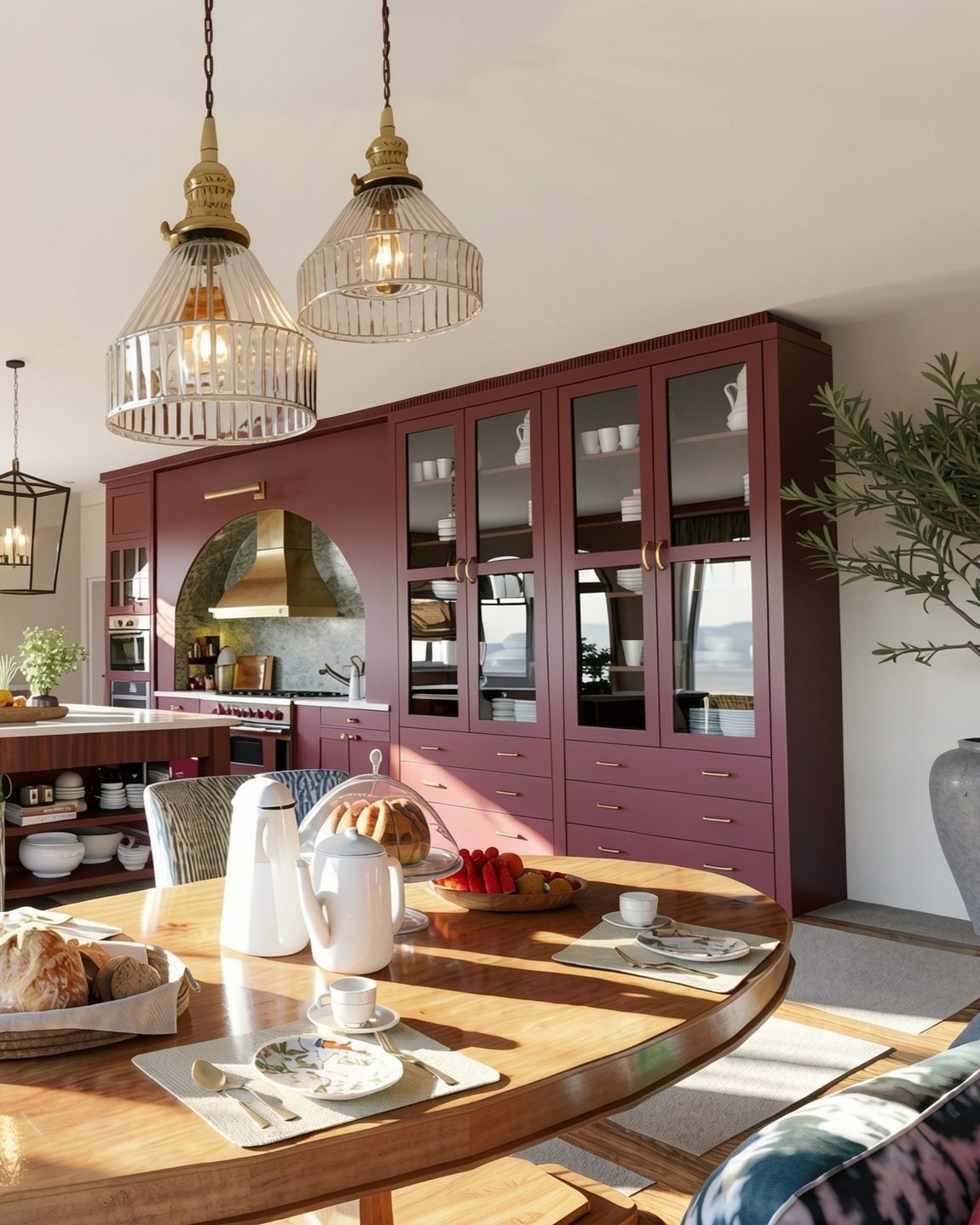 Cristaleira em marcenaria bordô junto à mesa de refeições